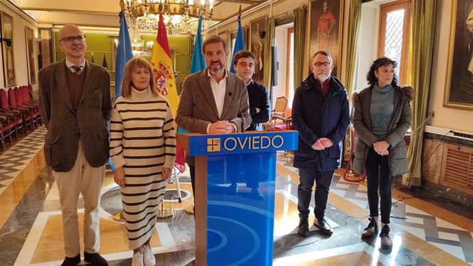 El portavoz del PSOE en el Ayuntamiento de Oviedo, Carlos Fernández Llaneza, junto a concejales socialistas en rueda de prensa.