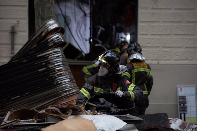 Archivo - Un grupo de bomberos trabajan en los incendios de los edificios provocados por la explosión de un bar en la calle València, a 12 de abril de 2022, en Barcelona