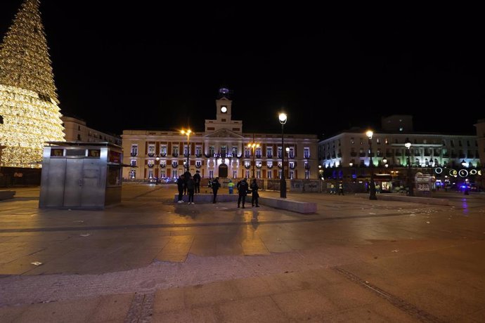 Archivo - Las primeras personas entran a la Puerta del Sol tras desalojada antes de las Campanadas de Nochevieja 2022, a 31 de diciembre de 2022, en Madrid (España). 