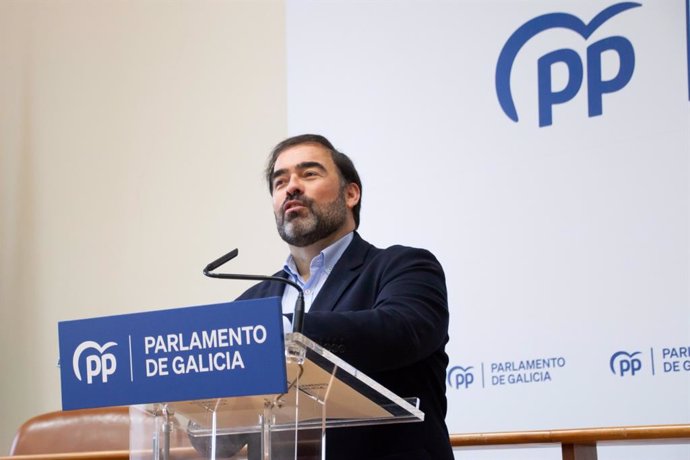 Archivo - El portavoz parlamentario del PPdeG, Alberto Pazos, en rueda de prensa.