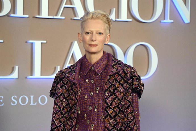 Archivo - Tilda Swinton posa en el photocall de la película 'La habitación de al lado', a 16 de octubre de 2024, en Madrid (España).