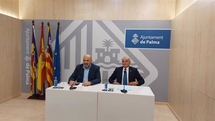 El alcalde de Palma, Jaime Martínez, y el portavoz de Vox en Cort, Fulgencio Coll, ofrecen una rueda de prensa.