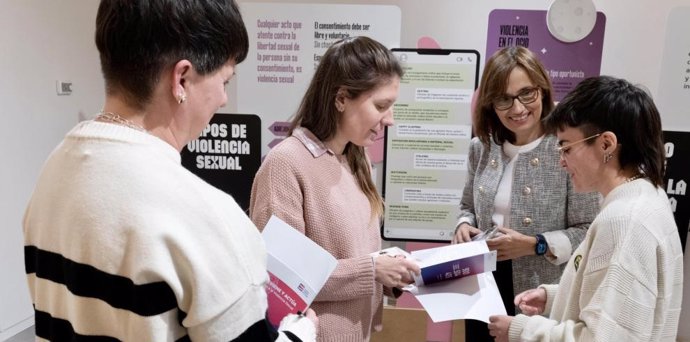 La directora del IAM, María Antoñanzas, junto a algunas trabajadoras del Caivis de Zaragoza.