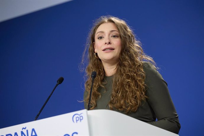 La vicesecretaria de Sanidad y Educación del PP, Ester Muñoz, durante una rueda de prensa posterior a la reunión del Comité de Dirección del Partido Popular, en la sede nacional del partido, a 2 de diciembre de 2024, en Madrid (España). 