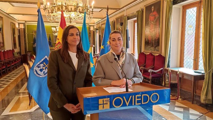 Las concejalas de Vox en el Ayuntamiento de Oviedo, Sonsoles Peralta (Portavoz) y Alejandra González.