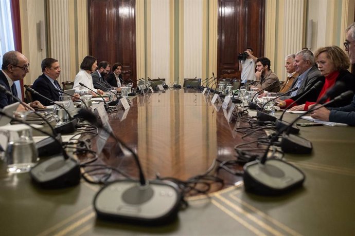 El ministro de Agricultura, Luis Planas (2i), el secretario general de UPA, Lorenzo Ramos (2d), y el coordinador de Unión de Uniones, Luis Cortés (3d), durante una reunión para hacer balance del acuerdo de las 43 medidas de apoyo al sector agrario