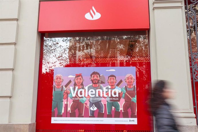 Santander destina 1,4 millones de euros a más de 40 asociaciones que ayudan en Valencia a los damnificados por la dana.