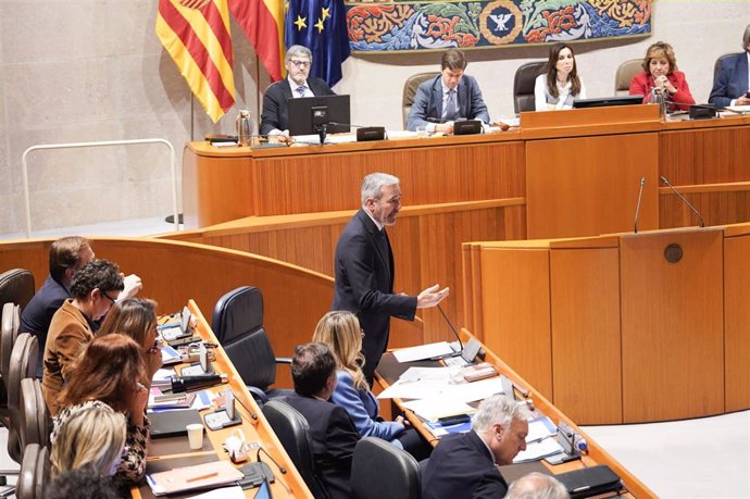 El presidente del Gobierno de Aragón, Tomás Guitarte, responde a las preguntas de la oposición en el Pleno de las Cortes.