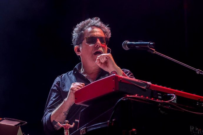 Archivo - Andrés Calamaro durante una actuación en Madrid en 2023.