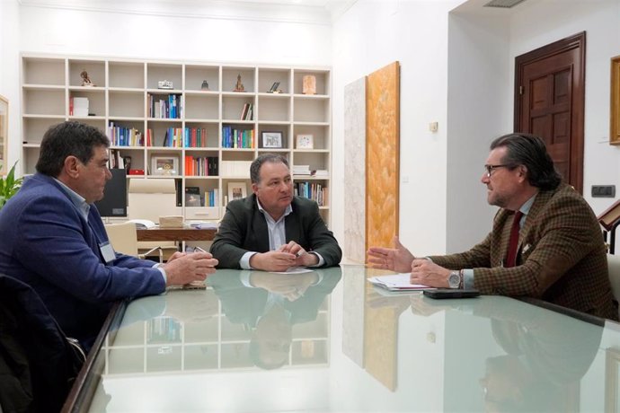 El presidente de la Diputacion, David Toscano, en la reunión mantenida con el nuevo presidente del Consejo Regulador de las Denominaciones de Origen Protegidas (D.O.P.) 'Condado de Huelva', Vicente Pérez García.