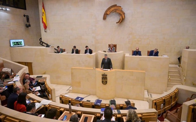 El consejero de Economía, Luis Ángel Agüeros, en el Parlamento