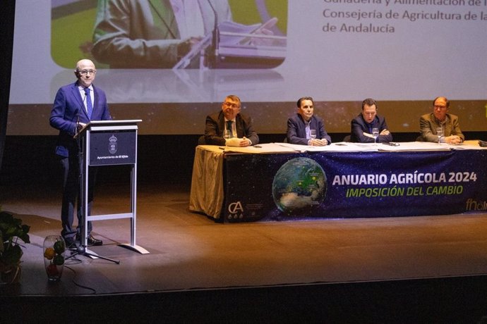 El secretario general de Agricultura de la Consejería de Agricultura, Pesca Agua y Desarrollo Rural, Manuel Gómez Galera, en la presentación del Anuario FHAlmería en El Ejido (Almería).