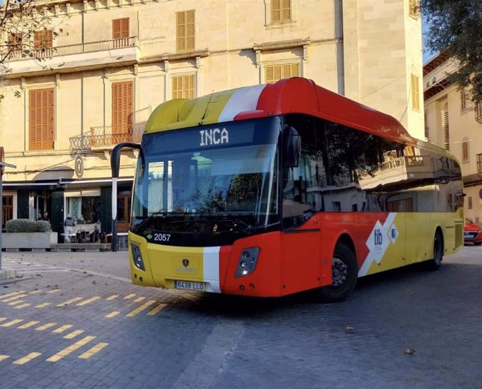 Archivo - Autobús del TIB con destino Inca.