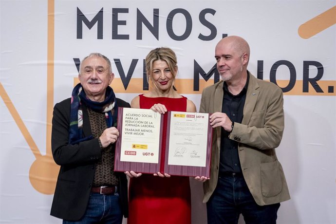 (I-D) El secretario general de UGT, Pepe Álvarez, la vicepresidenta segunda y ministra de Trabajo y Economía Social, Yolanda Díaz, y el secretario general de CCOO, Unai Sordo, posan tras la firma del acuerdo para la reducción de la jornada laboral