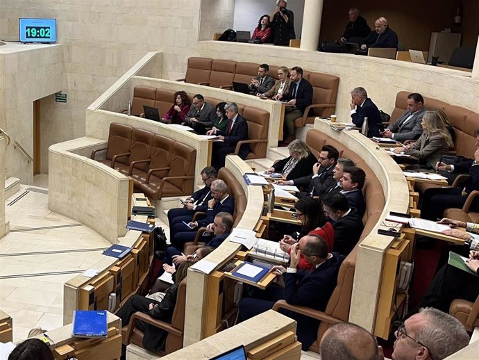 Pleno del Parlamento de debate de los Presupuestos Generales de Cantabria para 2025