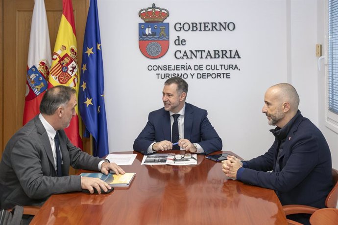 El consejero de Cultura, Turismo, Deporte, Luis Martínez Abad, se reúne con el presidente de la Spain Film Comission, Juan Manuel Guimeráns.