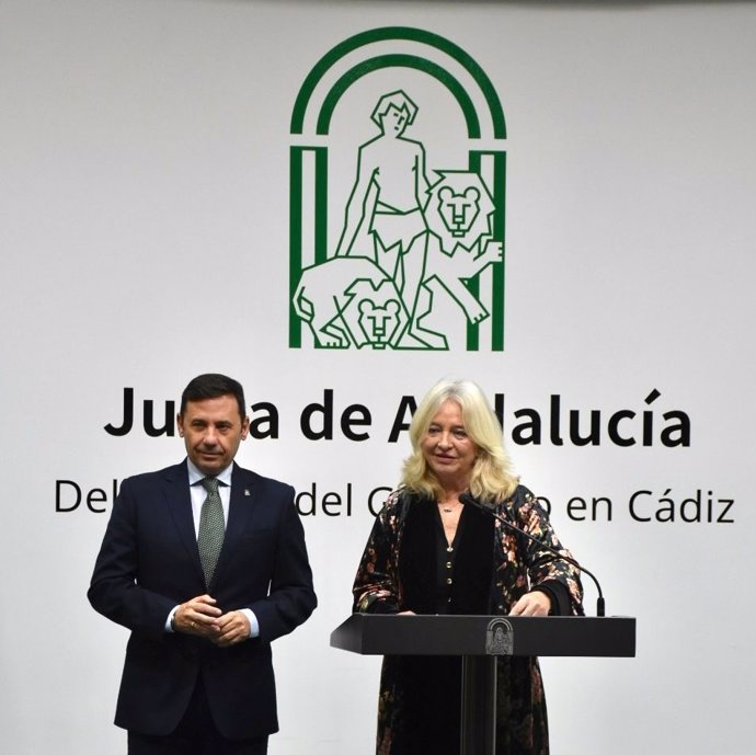 La delegada de la Junta de Andalucía en Cádiz, Mercedes Colombo, yel  subdelegado en el Campo de Gibraltar, Javier Ros, en rueda de prensa.