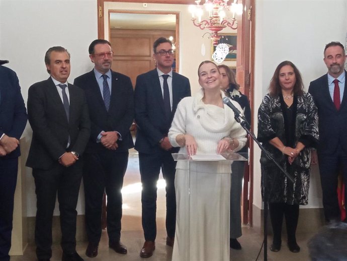 La presidenta del Govern, Marga Prohens, junto a los consellers en el Consolat de Mar.