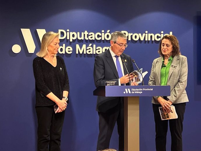 El presidente de la Diputación de Málaga, Francisco Salado, y la presidenta de la APM, Elena Blanco, presentan la Agenda de la Comunicación, en su novena edición.