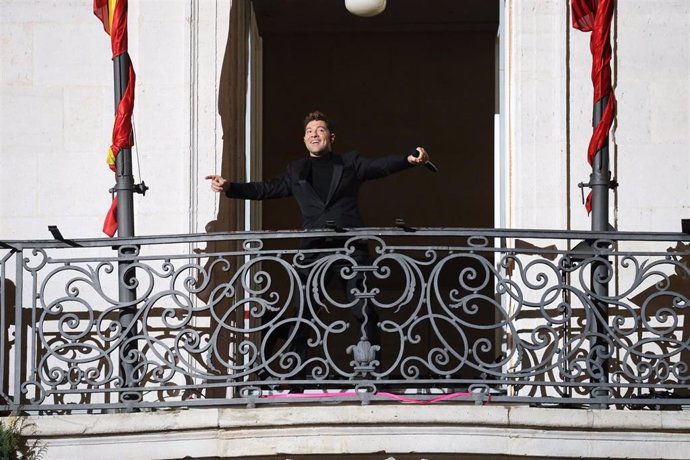 David Bisbal actúa desde el balcón de la Real Casa de Correos, en la Puerta del Sol, para inaugurar ‘La Navidad en Sol’, a 19 de diciembre de 2024.