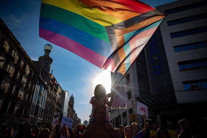 Archivo - Cientos de manifestantes durante la manifestación LGTBI 2023.