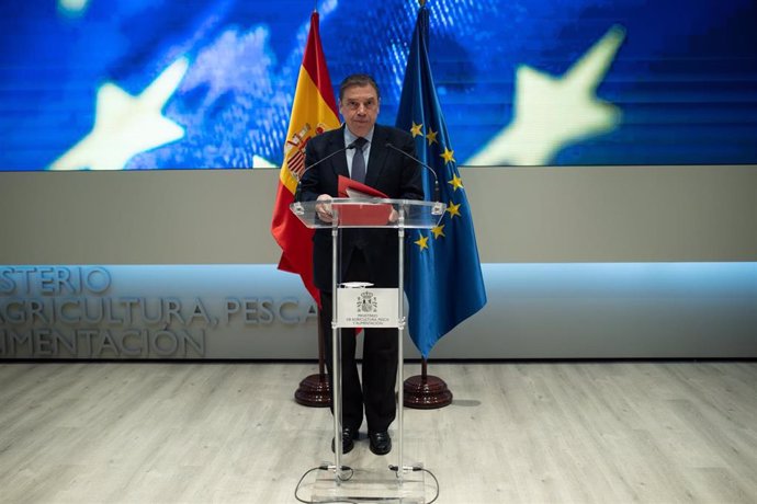 El ministro de Agricultura, Pesca y Alimentación, Luis Planas, ofrece una rueda de prensa tras una reunión para hacer balance del acuerdo de las 43 medidas de apoyo al sector agrario español,  