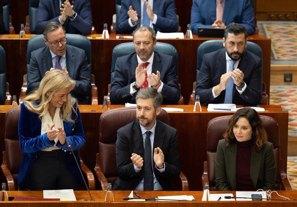 (I-D) La consejera de Economía, Hacienda y Empleo, Rocío Albert, el consejero de Presidencia, Justicia y Administración Local, Miguel Ángel García, y la presidenta de la Comunidad de Madrid, Isabel Díaz Ayuso, durante una sesión plenaria, en la Asamblea
