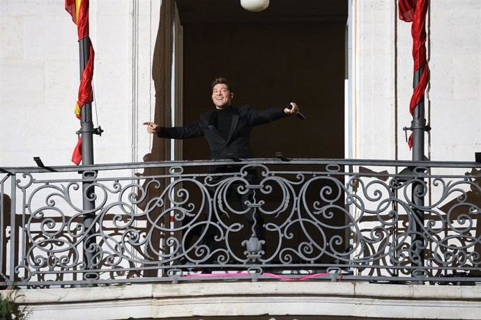 David Bisbal actúa desde el balcón de la Real Casa de Correos, en la Puerta del Sol, para inaugurar La Navidad en Sol, a 19 de diciembre de 2024.