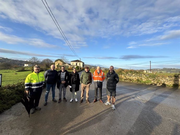 El alcalde de Siero, Ángel García, visita las obras de renovación del abastecimiento de agua entre Faes y Bendición, en Valdesoto