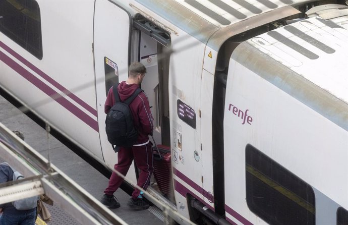 Un viatger agafa un tren a l'Estació Porta d'Atocha-Almudena Grandes 