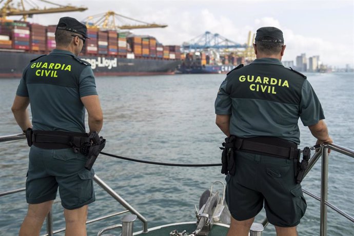 Archivo - Varios agentes de la Guardia Civil durante una patrulla marítima en el Puerto de Barcelona