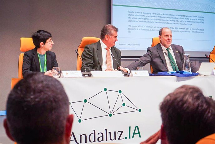 El rector de la Universidad de Jaén, Nicolás Ruiz, interviene en la inauguración  del II Congreso Andaluz de Inteligencia.  Al evento asiste el secretario general de Investigación e Innovación, Antonio Posadas.