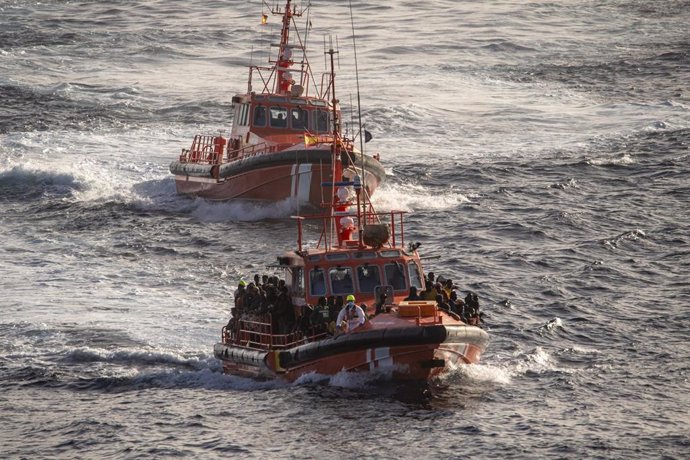 Dos lanchas de Salvamento Marítimo tras el rescate de un cayuco c