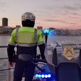 Archivo - Agente de la Policía Local en la playa de Las Canteras