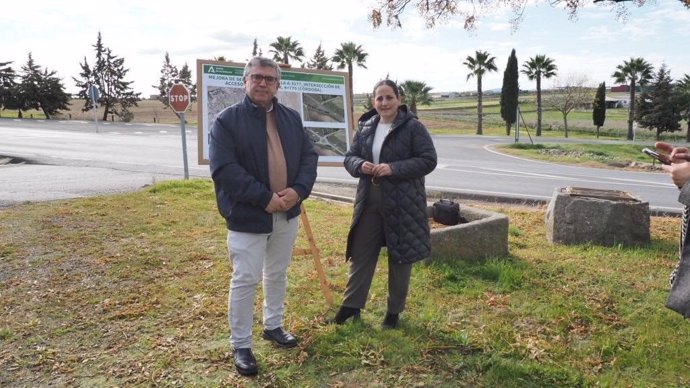 Carmen Granados, junto al alcalde de Añora, Bartolomé Madrid.