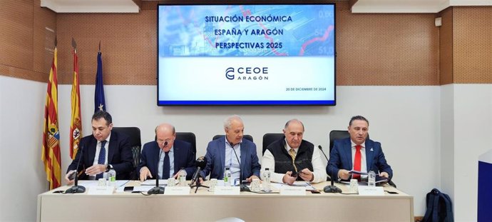 Tesier, Longás, Marzo, Luna y Ciércoles en la presentación de la situación económica de Aragón y España de CEOE Aragón y las perspectivas para 2025 realizada este viernes en Zaragoza