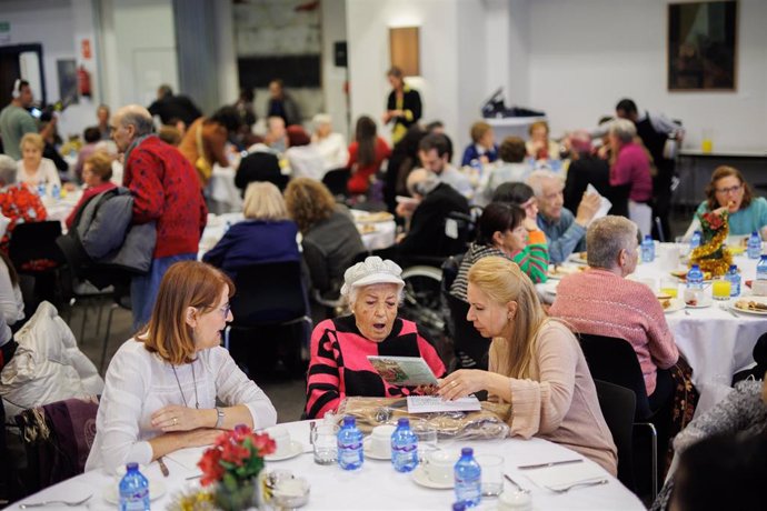 Archivo - Varias personas durante la fiesta navideña de la Fundación Grandes Amigos, en el Hotel Rafael Atocha, a 17 de diciembre de 2023, en Madrid (España). 