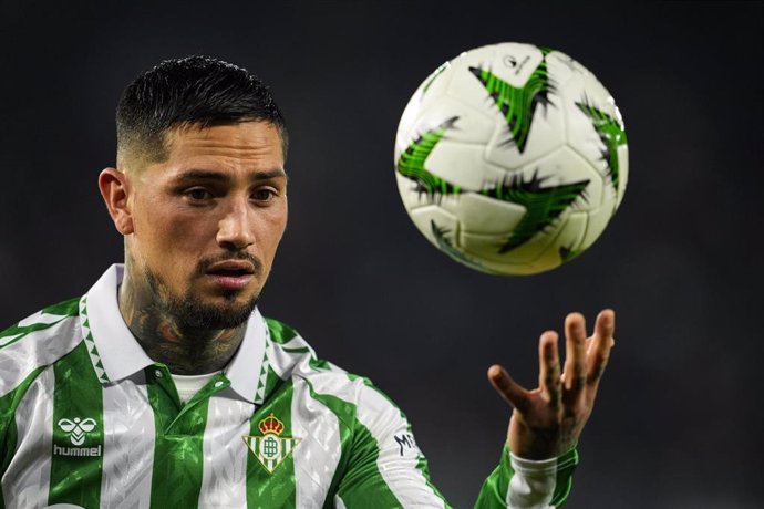 El jugador del Real Betis Chimy Ávila con el balón de la Conference League.