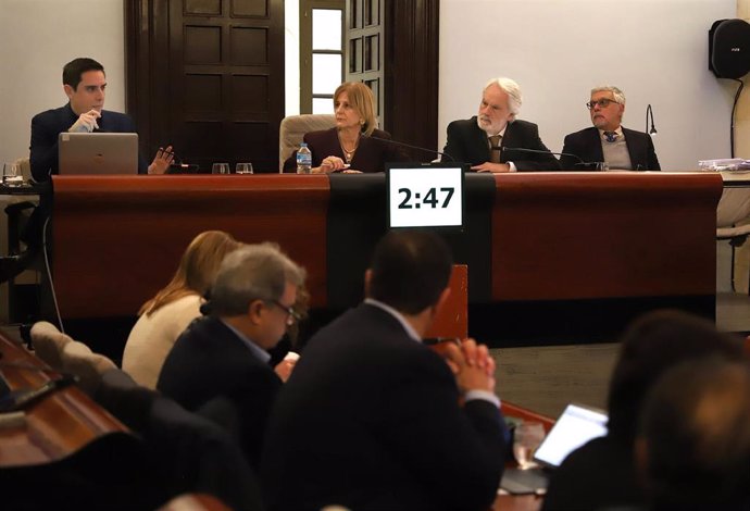 El teniente de alcaldesa de Servicios Públicos, en el Ayuntamiento de Jerez, Jaime Espinar, explica en el pleno la actualización de la tasa del agua en la ciudad.