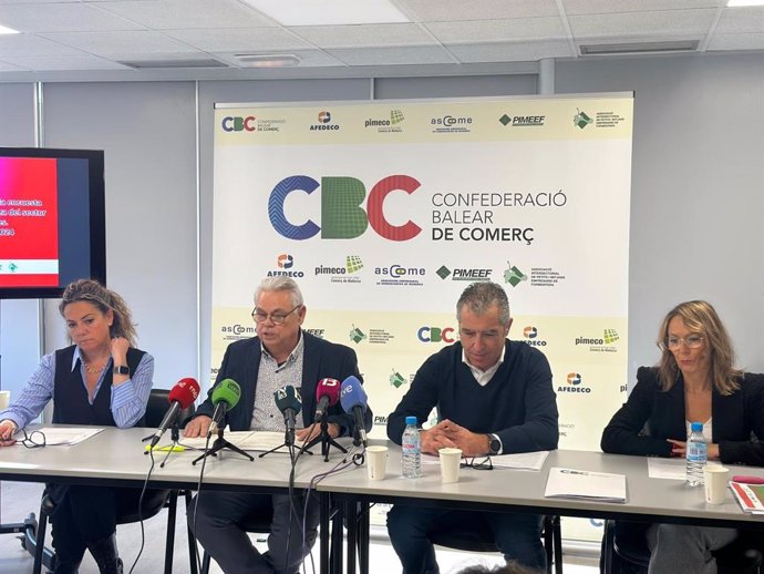 La presidenta de Afedeco, Joana Manresa, el presidente de la CBC, Mateo Cunill, el director general de Comercio, José Antonio Caldés, y la presidenta de Pimeco, Carolina Domingo, en rueda de prensa.