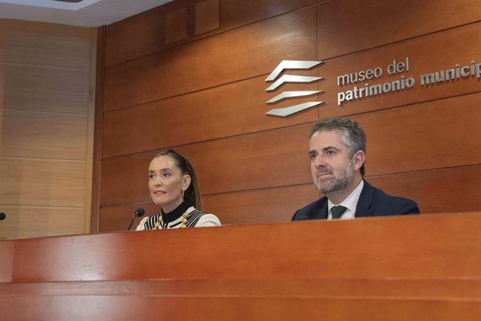 La portavoz del equipo de gobierno de Málaga, Elisa Pérez de Siles, y el edil de Economía, Carlos Conde.