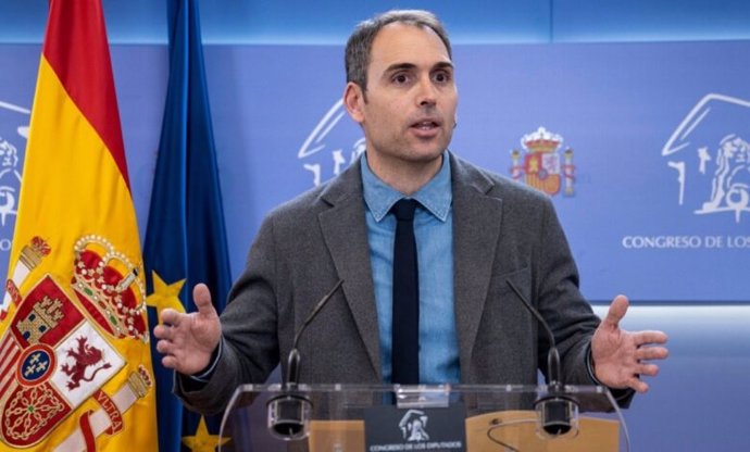 El coordinador general de IU Andalucia y diputado de Sumar por Málaga, Toni Valero, en rueda de prensa en el Congreso de los Diputados. (Foto de archivo).