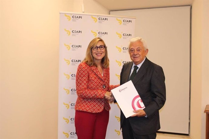 La presidenta de CEAPI, Núria Vilanova, y el presidente de la Cámara de Comercio de Sevilla, Francisco Herrero León