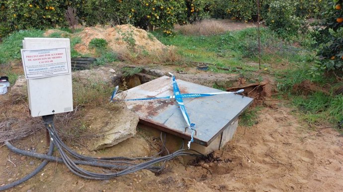 Imagen de uno de los pozos precintados en la finca Aljóbar