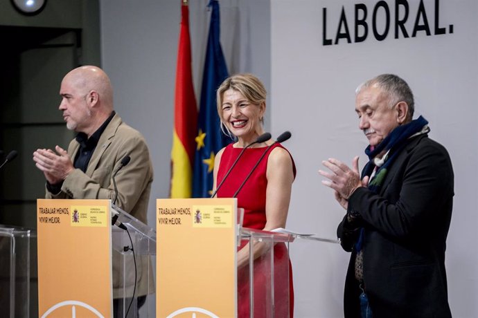 (I-D) El secretario general de CCOO, Unai Sordo, la vicepresidenta segunda y ministra de Trabajo y Economía Social, Yolanda Díaz, y el secretario general de UGT, Pepe Álvarez, ofrecen una rueda de prensa tras la firma del acuerdo para la reducción de la j