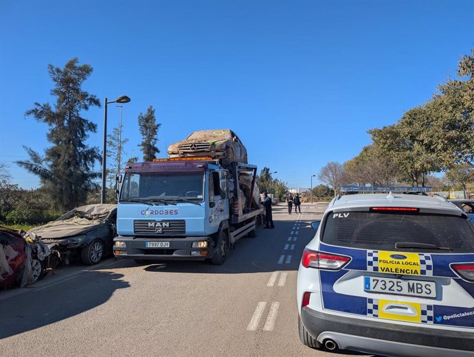 València empieza a retirar vehículos siniestrados de la dana ubicados en 24 campas de las pedanías del sur