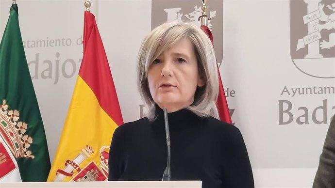 La consejera de Cultura, Turismo, Jóvenes y Deportes, Victoria Bazaga, atiende a los medios