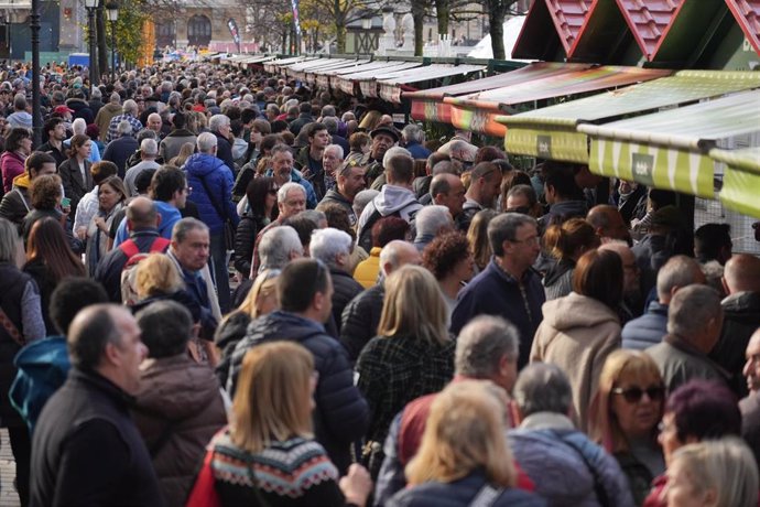 Archivo - Un grupo de personas visita el Mercado de Santo Tomás el día de su 73 aniversario, a 21 de diciembre de 2022, en Bilbao (Bizkaia)