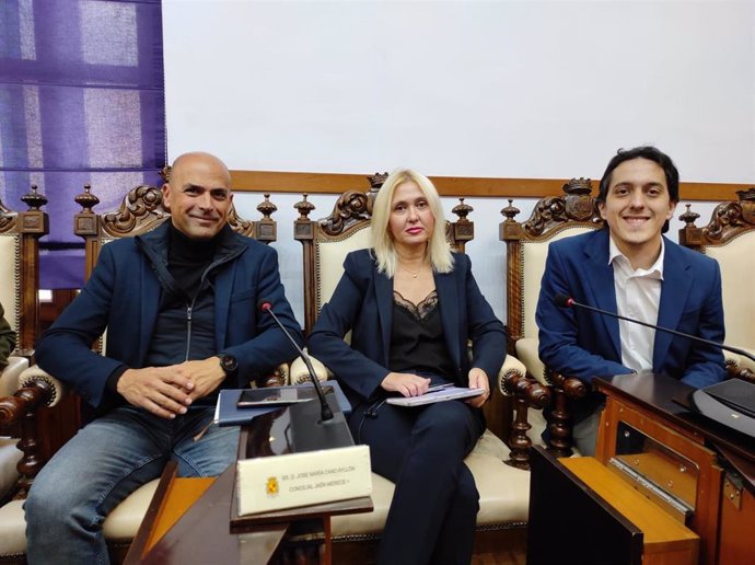 Luis garcía (d) junto a los otros dos concejales de JM+, María Espejo, y José María Cano