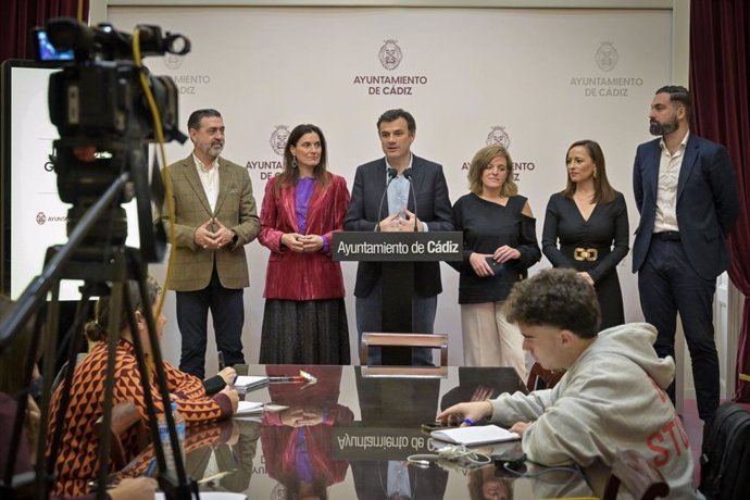 Bruno García, alcalde de Cádiz, en rueda de prensa junto al resto de su Gobierno local.